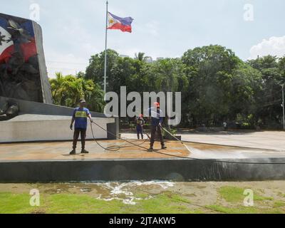 Manila, Philippinen. 29. August 2022. Das Manila-Wartungsteam vom Büro des Bürgermeisters säubert den Bonifacio-Schrein. Wartungsmitarbeiter der LGU (Local Government Unit) in Manila verwenden eine Waschmaschine, um den Schmutz des Schreines zu entfernen. Der Bonifacio-Schrein nannte auch den Kartilya ng Katipunan oder Heroes Park, um dem philippinischen Revolutionär Andres Bonifacio, dem Gründer und Supremo des Katipunan, zu gedenken. Kredit: SOPA Images Limited/Alamy Live Nachrichten Stockfoto