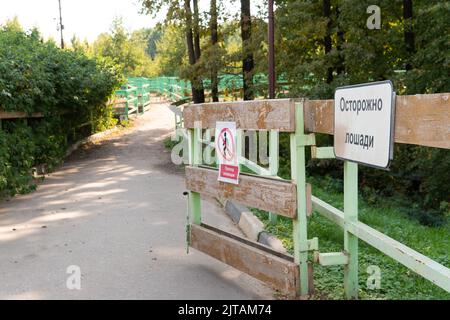 Tier verboten Warnschild Pferd Reiter Ikone reiten, von Kreis Straße für weiß und Menschen Reiter, Sommer Landschaft. Label Schwimmen Stockfoto