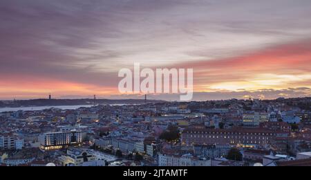 Blick über die Innenstadt mit der Christusstatue und der 25 de Abril Brücke bei Nacht, Lissabon, Portugal Stockfoto