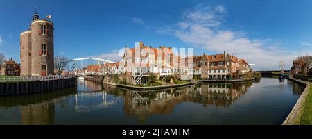 Enkhuizen ist eine historische Stadt in der Provinz Nordholland. Dies ist die Uferpromenade mit typisch holländischer Architektur. Stockfoto