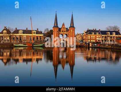 Das Watergate in der niederländischen Stadt Sneek ist ein berühmtes Wahrzeichen und Symbol dieser friesischen Stadt, die für ihre Eisschnelllaufveranstaltungen bekannt ist. Stockfoto