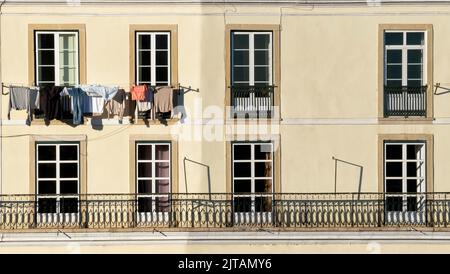 Wäscheständer an Wäscheleinen vor dem Apartmentgebäude Stockfoto