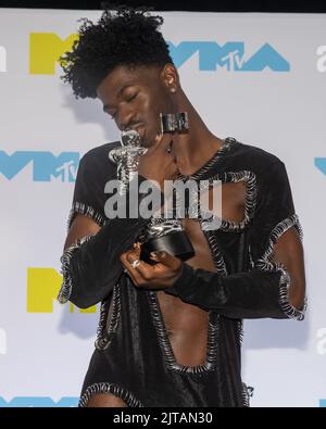 Newark, usAs. 28. August 2022. Lil NAS X erhält den Moon Person Award im Presseraum bei den MTV Video Music Awards „VMA's“ 2022 im Prudential Center in Newark, NJ, am Sonntag, den 28.. August 2022. Foto von Gabriele Holtermann/UPI Kredit: UPI/Alamy Live News Stockfoto