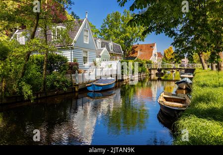 Broek in Waterland ist ein wunderschönes niederländisches Dorf zwischen Amsterdam und Volendam. Stockfoto