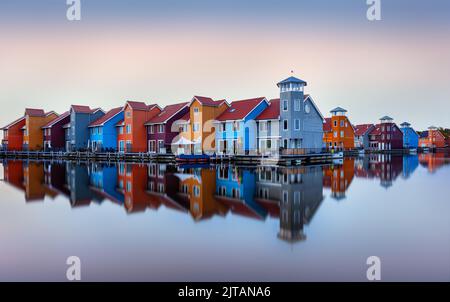 Reitdiephaven ist ein Yachthafen in der niederländischen Stadt Groningen, der für seine bunten Häuser bekannt ist. Stockfoto