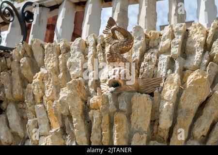 Ramon, Region Woronesch, Russland. 19. August 2021. Brunnen Rybka. Der Schlosskomplex der Oldenburgsky. Dies ist der einzige Wohnsitz von Royal Stockfoto