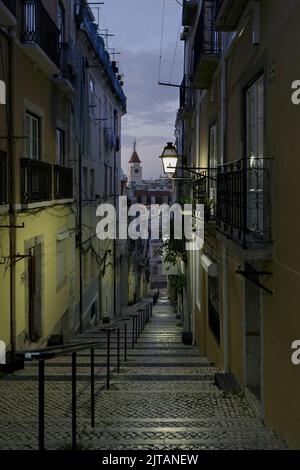 Treppe in einer engen Gasse kurz vor Sonnenaufgang, Lissabon, Portugal Stockfoto