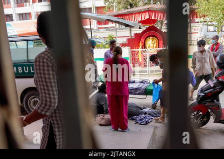 Kathmandu, Nepal. 29. August 2022. Ein kritischer Dengue-Patient wird von einer Bahre abgeworfen, während er zur Notaufnahme des Sudraraj Tropical and Infectious Disease Hospital in Kathmandu getragen wird. Der Dengue-Ausbruch hat 70 von 77 Distrikten erreicht, wobei die Gesundheitsdienste sagen, dass er 539 Patienten verzeichnet hat. Kredit: SOPA Images Limited/Alamy Live Nachrichten Stockfoto