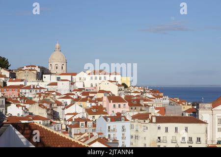 Blick über den Stadtteil Alfama zur Kirche Santa Engracia, Lissabon, Portugal Stockfoto