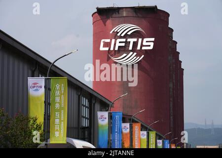 Peking, China. 29. August 2022. Das am 29. August 2022 aufgenommene Foto zeigt einen Veranstaltungsort der China International Fair for Trade in Services (CIFTIS) 2022 im Shougang Park in Peking, der Hauptstadt Chinas. Die CIFTIS 2022 findet vom 31. August bis 5. September in Peking im China National Convention Center und im Shougang Park statt. Quelle: Ju Huanzong/Xinhua/Alamy Live News Stockfoto