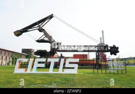 Peking, China. 29. August 2022. Das am 29. August 2022 aufgenommene Foto zeigt einen Veranstaltungsort der China International Fair for Trade in Services (CIFTIS) 2022 im Shougang Park in Peking, der Hauptstadt Chinas. Die CIFTIS 2022 findet vom 31. August bis 5. September in Peking im China National Convention Center und im Shougang Park statt. Quelle: Ren Chao/Xinhua/Alamy Live News Stockfoto