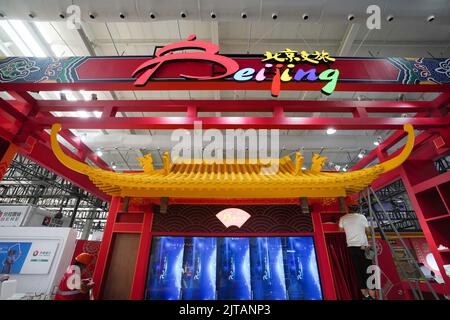 Peking, China. 29. August 2022. Die Mitarbeiter bereiten sich am 29. August 2022 an einem Veranstaltungsort der China International Fair for Trade in Services (CIFTIS) 2022 im Shougang Park in Peking, der Hauptstadt Chinas, vor. Die CIFTIS 2022 findet vom 31. August bis 5. September in Peking im China National Convention Center und im Shougang Park statt. Quelle: Ju Huanzong/Xinhua/Alamy Live News Stockfoto