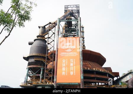 Peking, China. 29. August 2022. Das am 29. August 2022 aufgenommene Foto zeigt einen Veranstaltungsort der China International Fair for Trade in Services (CIFTIS) 2022 im Shougang Park in Peking, der Hauptstadt Chinas. Die CIFTIS 2022 findet vom 31. August bis 5. September in Peking im China National Convention Center und im Shougang Park statt. Quelle: Ren Chao/Xinhua/Alamy Live News Stockfoto