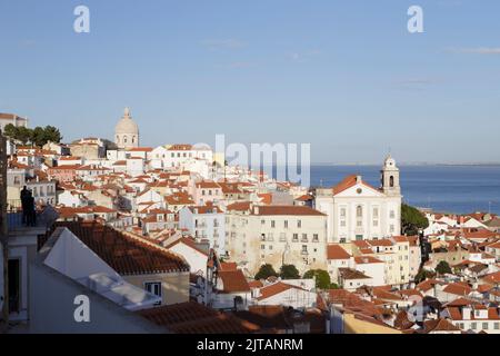 Blick auf Santo Estevao und die Kirche Santa Engracia im Stadtteil Alfama, Lissabon, Portugal Stockfoto