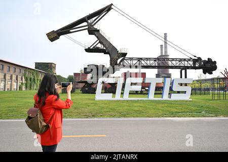 Peking, China. 29. August 2022. Ein Journalist fotografiert das Logo der Internationalen Fachmesse für den Handel mit Dienstleistungen (CIFTIS) 2022 im Shougang Park in Peking, der Hauptstadt Chinas, am 29. August 2022. Die CIFTIS 2022 findet vom 31. August bis 5. September in Peking im China National Convention Center und im Shougang Park statt. Kredit: Li Xin/Xinhua/Alamy Live Nachrichten Stockfoto