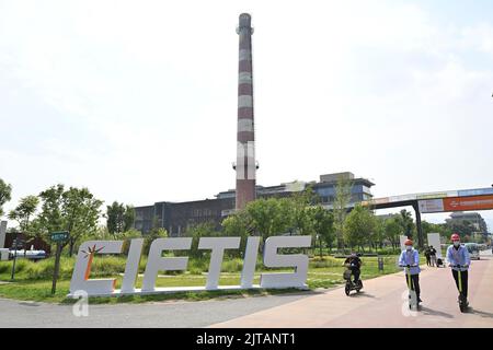 Peking, China. 29. August 2022. Das am 29. August 2022 aufgenommene Foto zeigt einen Veranstaltungsort der China International Fair for Trade in Services (CIFTIS) 2022 im Shougang Park in Peking, der Hauptstadt Chinas. Die CIFTIS 2022 findet vom 31. August bis 5. September in Peking im China National Convention Center und im Shougang Park statt. Kredit: Li Xin/Xinhua/Alamy Live Nachrichten Stockfoto