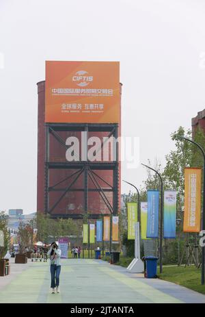 Peking, China. 29. August 2022. Journalisten nehmen an einer Medienvorschau der China International Fair for Trade in Services (CIFTIS) 2022 im Shougang Park in Peking, der Hauptstadt Chinas, am 29. August 2022 Teil. Die CIFTIS 2022 findet vom 31. August bis 5. September in Peking im China National Convention Center und im Shougang Park statt. Quelle: Hao Zhao/Xinhua/Alamy Live News Stockfoto