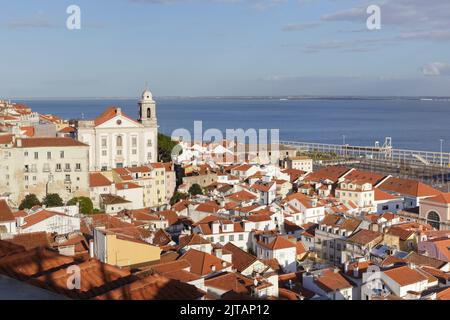 Blick auf die Kirche Santo Estevao und den Stadtteil Alfama, Lissabon, Portugal