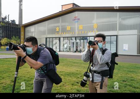 Peking, China. 29. August 2022. Journalisten nehmen an einer Medienvorschau der China International Fair for Trade in Services (CIFTIS) 2022 im Shougang Park in Peking, der Hauptstadt Chinas, am 29. August 2022 Teil. Die CIFTIS 2022 findet vom 31. August bis 5. September in Peking im China National Convention Center und im Shougang Park statt. Quelle: Ren Chao/Xinhua/Alamy Live News Stockfoto