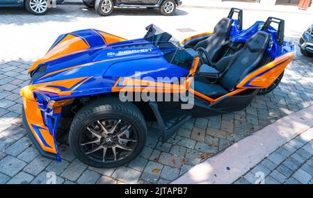 Miami Beach, Florida USA - 15. April 2021: Blauorange polaris-Schleuder, Draufsicht. Stockfoto