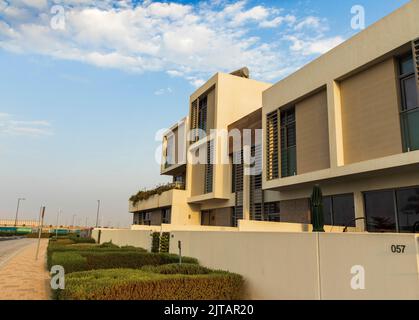 Dubai, VAE - 08.16.2022 - Nahaufnahme einer Fassade eines modernen Stadthauses im Stadtteil Dubai South Stockfoto
