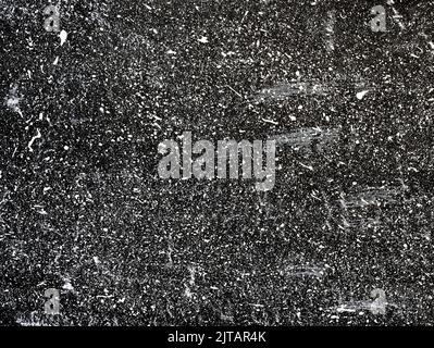 Weiße Farbtropfen auf schwarzem Hintergrund. Splatter Hintergrund. Abstrakte dunkle Tapete. Dunkle, schäbige Betonwand. Fleckige Textur. Lackierter AC Stockfoto