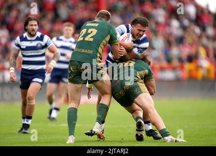 Oliver Partington von Wigan Warriors (Mitte) wird von will Maher von Hull Kingston Rovers (links) und Korbin Sims während des Betfred Super League-Spiels im Sewell Group Craven Park, Kingston upon Hull, angegangen. Bilddatum: Montag, 29. August 2022. Stockfoto