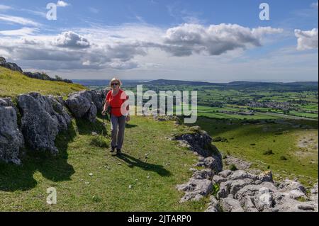 Kreisförmiger Fußweg über den Klippen am Farleton Knott bei Milnthorpe in Cumbria Stockfoto