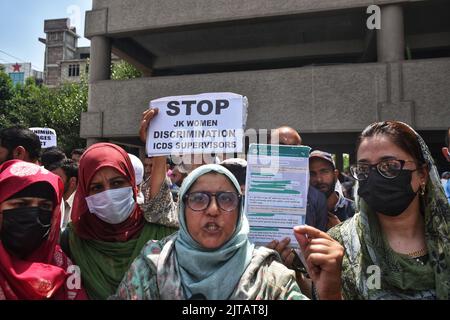 JKECC Raj Bhawan März vereitelt, aber Mitarbeiter Forderungen stark geäußert. Der Marsch von Raj Bhawan, der heute am 27. August 2022 von der Polizei von Jammu und dem Koordinierungsausschuss der Kaschmir-Mitarbeiter JKECC durchgeführt wurde, wurde von der JKECC bereits angekündigt, den Marsch vom Pressekonklave zu vereiteln, um auf brennende Forderungen von Mitarbeitern verschiedener Abteilungen zu drängen. Tourismusabteilung, Bildungsabteilung, Sozialhilfe, Handwerksabteilung, MNREGA Mitarbeiter, die in der Abteilung für ländliche Entwicklung unter der Leitung des Präsidenten des JKECC Shah fayaz arbeiteten, versuchten, sie trotz heftigen Widerstandes am Haupteingang der Pressekolonie zu stoppen Stockfoto