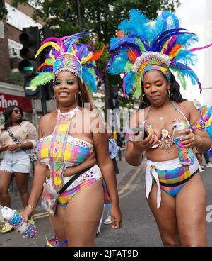 Teilnehmer des Notting Hill Carnival in London, der zum ersten Mal seit zwei Jahren, nachdem er von der Pandemie vereitelt wurde, auf die Straße zurückkehrte. Bilddatum: Montag, 29. August 2022. Stockfoto