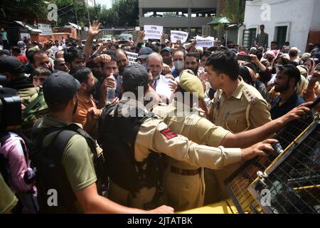 JKECC Raj Bhawan März vereitelt, aber Mitarbeiter Forderungen stark geäußert. Der Marsch von Raj Bhawan durch das Koordinierungskomitee der Jammu- und Kaschmir-Mitarbeiter JKECC, heute am 27. August 2022, wurde von der Polizei vereitelt, der Marsch vom Pressekonklave zu wurde bereits vom JKECC angekündigt, um auf brennende Forderungen von Mitarbeitern verschiedener Abteilungen zu drängen. Tourismusabteilung, Bildungsabteilung, Sozialhilfe, Handwerksabteilung, MNREGA Mitarbeiter, die unter der Leitung des Präsidenten des JKECC Shah fayaz in der Abteilung für ländliche Entwicklung arbeiteten, versuchten, sie trotz heftigen Widerstandes am Haupteingang der Pressekolonie zu stoppen Stockfoto