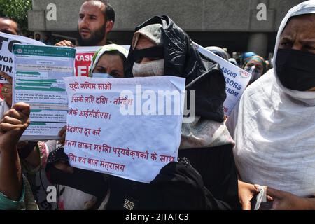 JKECC Raj Bhawan März vereitelt, aber Mitarbeiter Forderungen stark geäußert. Der Marsch von Raj Bhawan durch das Koordinierungskomitee der Jammu- und Kaschmir-Mitarbeiter JKECC, heute am 27. August 2022, wurde von der Polizei vereitelt, der Marsch vom Pressekonklave zu wurde bereits vom JKECC angekündigt, um auf brennende Forderungen von Mitarbeitern verschiedener Abteilungen zu drängen. Tourismusabteilung, Bildungsabteilung, Sozialhilfe, Handwerksabteilung, MNREGA Mitarbeiter, die unter der Leitung des Präsidenten des JKECC Shah fayaz in der Abteilung für ländliche Entwicklung arbeiteten, versuchten, sie trotz heftigen Widerstandes am Haupteingang der Pressekolonie zu stoppen Stockfoto