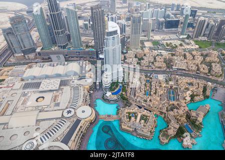 DUBAI, VAE (VEREINIGTE ARABISCHE EMIRATE) - 19. JULI 2022: Panorama- und Luftaufnahme der Stadt Dubai vom höchsten Gebäude der Welt, dem Burj Khalifa. Blick auf den Himmel Stockfoto