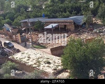 Jafarabad. 28. August 2022. Das am 28. August 2022 aufgenommene Foto zeigt ein beschädigtes Haus nach einer Sturzflut im Distrikt Jafarabad in Pakistans südwestlicher Provinz Balochistan. Die National Disaster Management Authority (NDMA) des Landes erklärte, dass mehr als 33 Millionen Menschen und 72 Bezirke von der anhaltenden Katastrophe der Überschwemmungen in Pakistan betroffen waren, die durch die Monsunregen dieser Saison Mitte Juni ausgelöst wurde. Quelle: Str/Xinhua/Alamy Live News Stockfoto