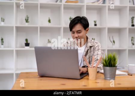 Junge asiatische Student mit Computer Fernstudium, beobachten Online-Webinar, Zoom virtuelle Ausbildung auf Video-Anruf-Meeting. Stockfoto