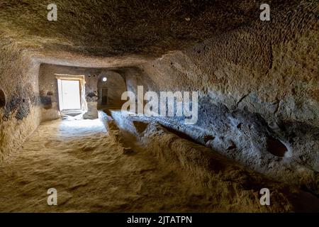 Freilichtmuseum in goreme türkei, Detail eines Innenraums in den Tuff geschnitzt. Stockfoto