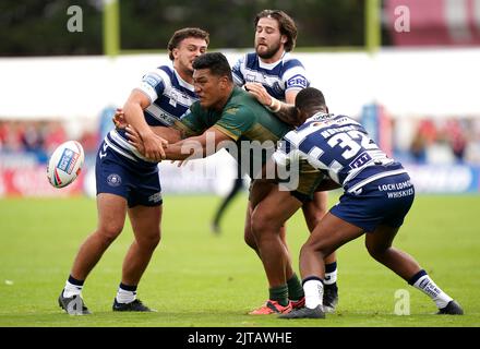 Hull Kingston Rovers' Albert Vete (Mitte) wird von Oliver Partington (links), Joe Shorrocks (hinten) und Junior Nsemba von Wigan Warriors während des Betfred Super League-Spiels im Sewell Group Craven Park, Kingston upon Hull, angegangen. Bilddatum: Montag, 29. August 2022. Stockfoto