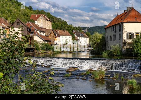 Das Dorf Lods und der Fluss Loue, Bourgogne-Franche-Comté, Frankreich, Europa | Lods Village and the Loue River, Bourgogne-Franche-Comté, Frankreich, EU Stockfoto