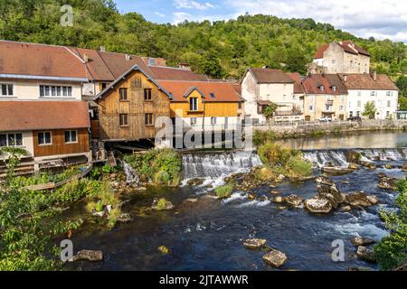 Das Dorf Lods und der Fluss Loue, Bourgogne-Franche-Comté, Frankreich, Europa | Lods Village and the Loue River, Bourgogne-Franche-Comté, Frankreich, EU Stockfoto