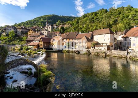 Das Dorf Lods und der Fluss Loue, Bourgogne-Franche-Comté, Frankreich, Europa | Lods Village and the Loue River, Bourgogne-Franche-Comté, Frankreich, EU Stockfoto