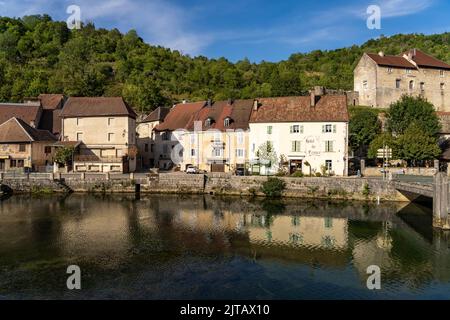 Das Dorf Lods und der Fluss Loue, Bourgogne-Franche-Comté, Frankreich, Europa | Lods Village and the Loue River, Bourgogne-Franche-Comté, Frankreich, EU Stockfoto