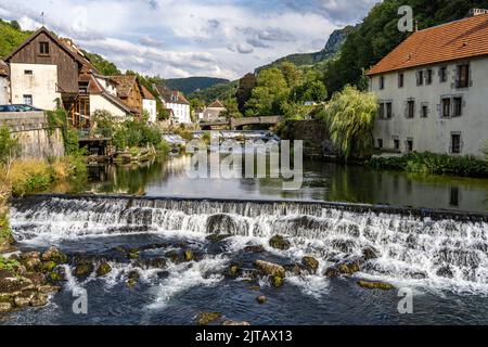 Das Dorf Lods und der Fluss Loue, Bourgogne-Franche-Comté, Frankreich, Europa | Lods Village and the Loue River, Bourgogne-Franche-Comté, Frankreich, EU Stockfoto