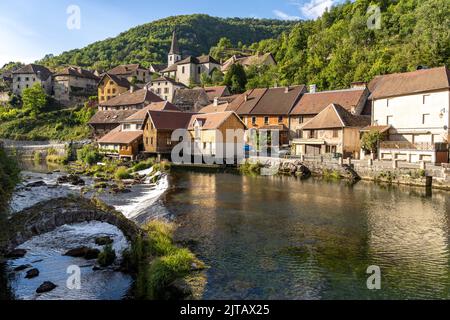 Das Dorf Lods und der Fluss Loue, Bourgogne-Franche-Comté, Frankreich, Europa | Lods Village and the Loue River, Bourgogne-Franche-Comté, Frankreich, EU Stockfoto