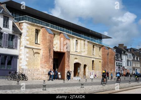 SAINT-VALERY-SUR-SOMME, FRANKREICH - 26.. MAI 2022: Das alte Salzlager in Saint-Valéry-sur-Somme, heute ein multikultureller Raum, Hauts-de-France, Frankreich Stockfoto