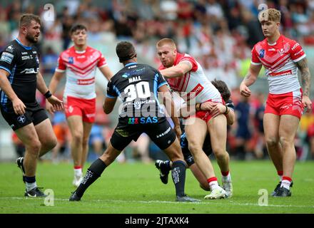 St Helens' Lewis Baxter (Mitte) wird während des Betfred Super League-Spiels im total Wicked Stadium, St. Helens, von Corey Hall (links) der Wakefield Trinity und Jordan Crowther angegangen. Bilddatum: Montag, 29. August 2022. Stockfoto