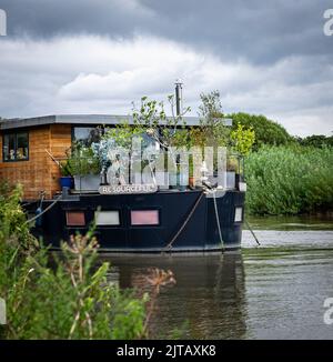 Das Hausboot ist in Chiswick an der Themse vertäut. Stockfoto