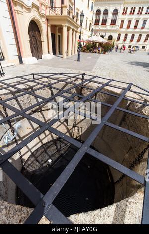 Alter mittelalterlicher Steinbrunnen in Fo ter (Hauptplatz) von Sopron, Ungarn Stockfoto