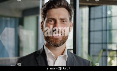 Glücklich lächelnd bärtig kaukasischen mittleren Alters Geschäftsmann Kleinunternehmen Inhaber Unternehmen Führer CEO männlich Sales Manager fröhlich Executive erfolgreich Stockfoto