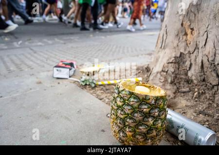 London, Großbritannien. 29. August 2022. Weggeworfene Lebensmittel und Abfälle während des Grand Finale of Notting Hill Carnival, das zum ersten Mal seit drei Jahren nach der Annullierung aufgrund der Covid-19-Pandemie in die Hauptstadt zurückgekehrt ist. Europas größtes Straßenfest feiert die karibische Kultur und wird jeden Tag über 1 Millionen Menschen begrüßen. Kredit: Stephen Chung / Alamy Live Nachrichten Stockfoto