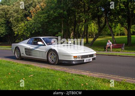 1993 90s Neunzigers White FERRARI TESTAROSSA 4942bb petrol Coupé; Autos, die auf der jährlichen Stanley Park Classic Car Show im Parkgarten ankommen. Stanley Park Classics Yesteryear Motor Show, veranstaltet von Blackpool Vintage Vehicle Preservation Group, Großbritannien. Stockfoto